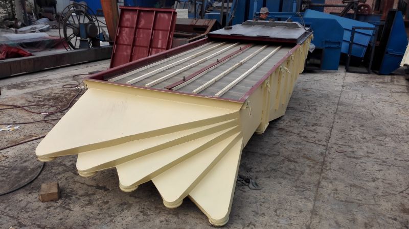 4層1040直線篩網(wǎng)架、上蓋安裝中