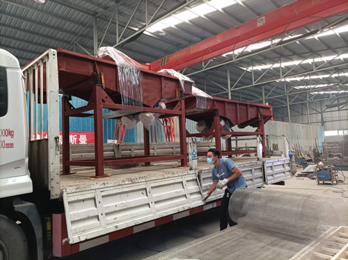 1030/1035直線振動(dòng)篩、電磁給料機(jī)、特氟龍旋振篩發(fā)貨