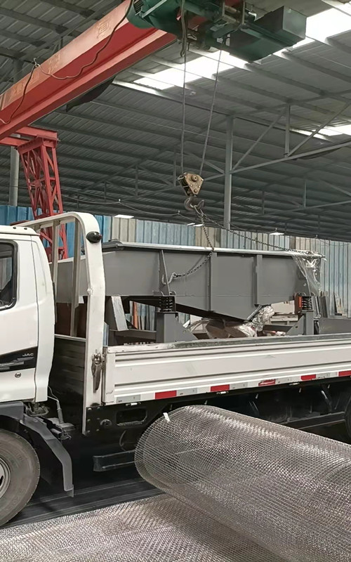 直線篩、1500mm三次元振動(dòng)篩、1300*1300振動(dòng)平臺(tái)發(fā)貨