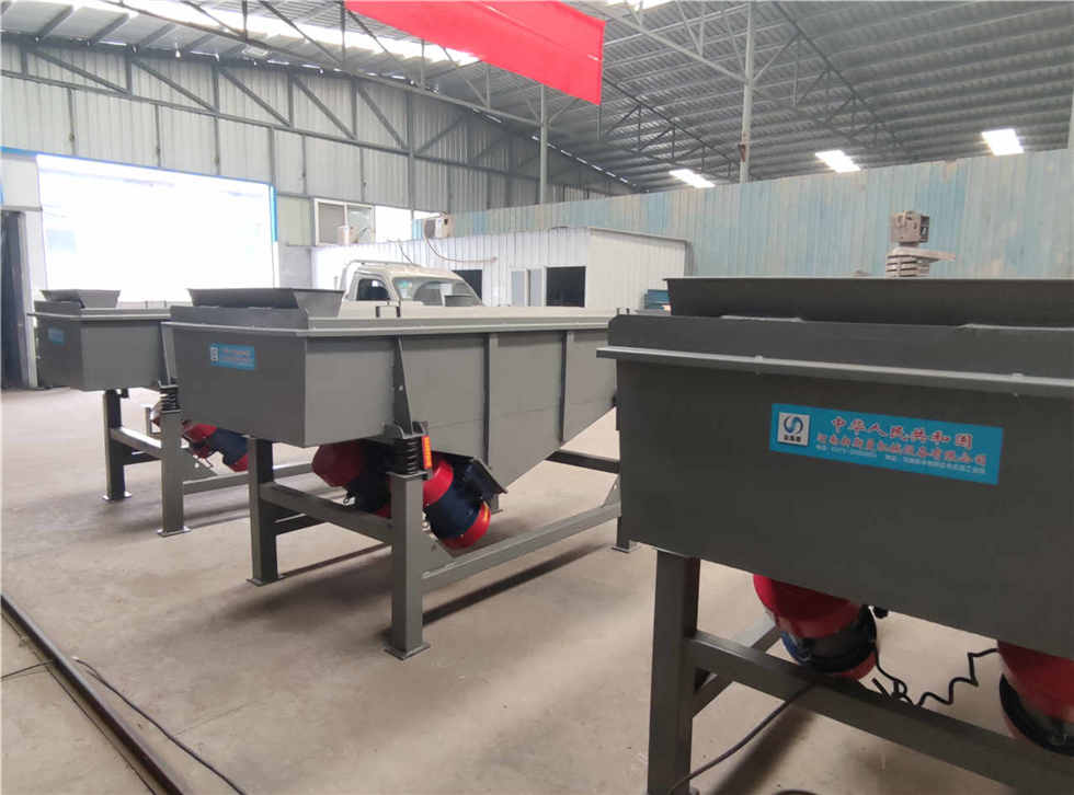 多臺直線振動篩，脫水篩，緊張有序加工生產(chǎn)中
