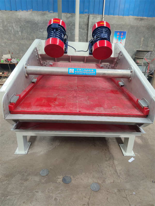 1540特制不銹鋼脫水振動篩，已發(fā)貨，篩分效果好，篩箱采用高強度螺栓鉚釘，篩面由弧形段與直線段組成，結構堅固耐用，用料厚實，運行平穩(wěn)噪聲低，使用率高，使用壽命長！