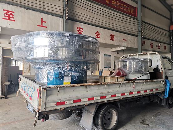 1.5米旋振篩、200型標(biāo)準(zhǔn)檢驗(yàn)篩、直排篩發(fā)貨