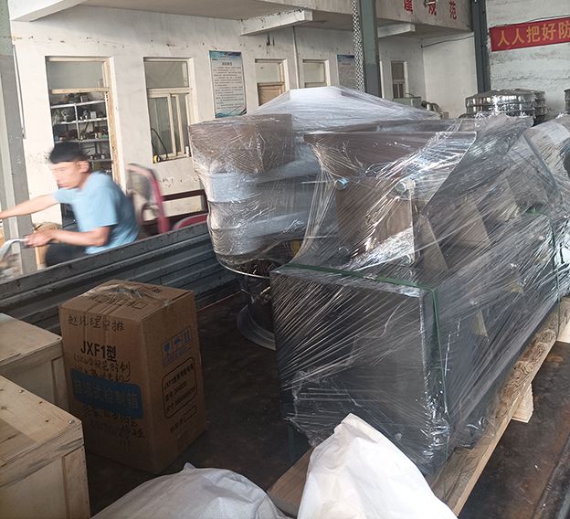 塑料旋振篩、電磁給料機發(fā)貨